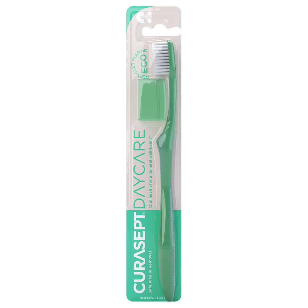 pack and toothbrush Curasept Daycare medium